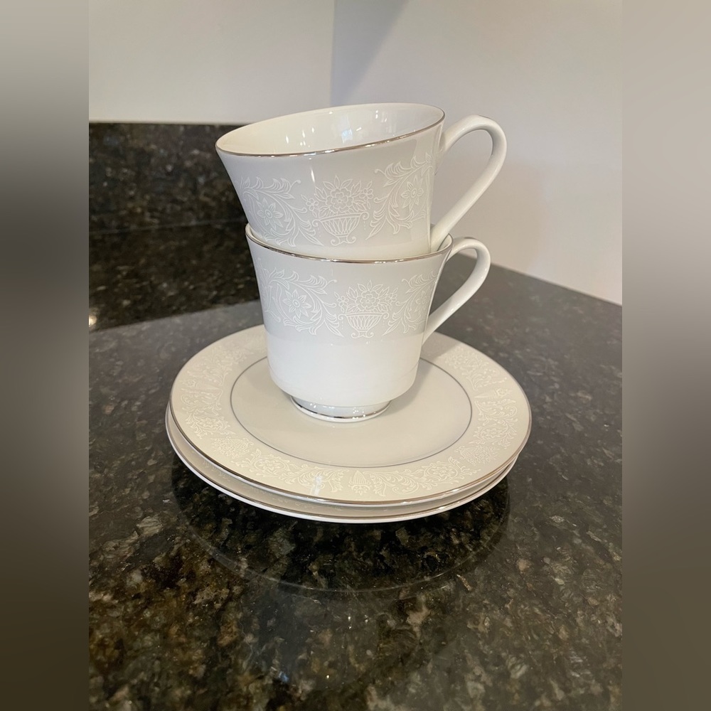 Crown Victoria Lovelace - Set of 2 - Teacup and Saucer Plate